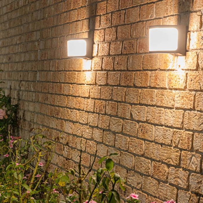 Solar wall lights 1000 lumen color 3000 Kelvin